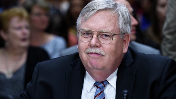 John Tefft of Va., arrives to testify before the Senate Foreign Relations Committee on Capitol Hill in Washington, Tuesday, July 29, 2014, to be the new U.S. Ambassador to Russia - Sputnik Việt Nam
