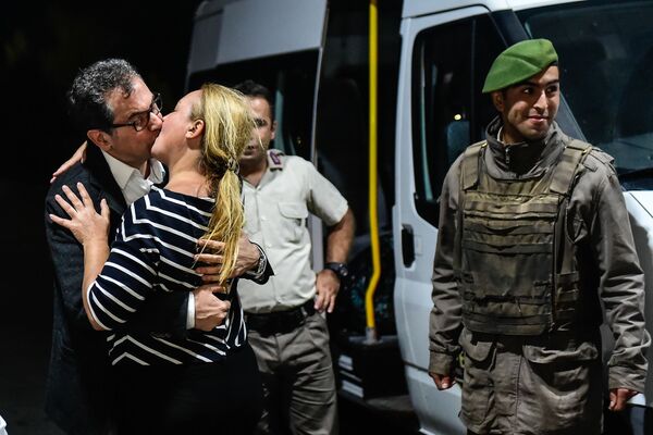 Phóng viên Kadri Gursel của tờ báo đối lập Thổ Nhĩ Kỳ Cumhuriyet cùng vợ ông sau khi được trả tự do. - Sputnik Việt Nam