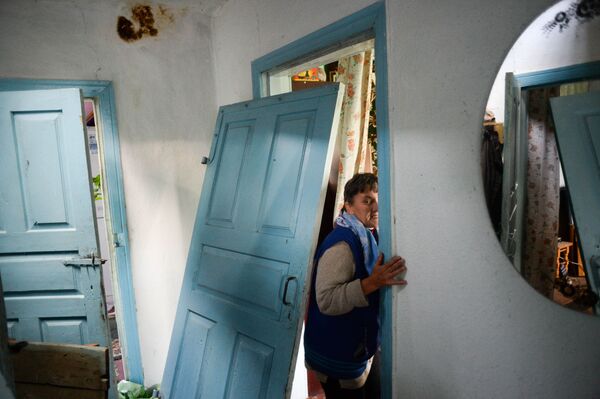 Nữ cư dân của ngôi nhà bị hư hỏng do đám cháy kho đạn dược tại khu vực Vinnitsa thuộc Ukraina. - Sputnik Việt Nam