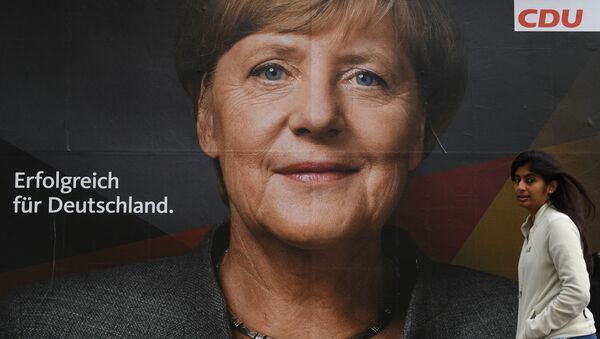 Biểu ngữ với hình Thủ tướng Angela Merkel trên đường phố ở Berlin trước thềm cuộc bầu cử Quốc hội Đức. - Sputnik Việt Nam