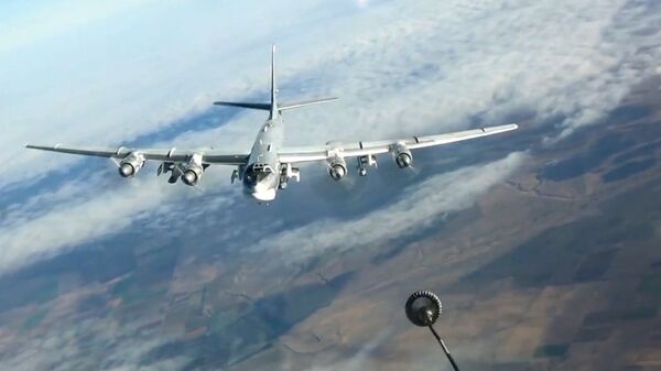 Hoạt động tiếp nhiên liệu trên không của máy bay ném bom chiến lược Nga mang tên lửa Tu-95MS, thực hiện nhiệm vụ chống khủng bố ở Syria. - Sputnik Việt Nam