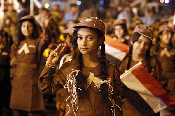 Yemen. Các cô bé hướng đạo sinh trong cuộc diễu hành vinh danh cách mạng năm 1962 tại thủ đô Sanaa. - Sputnik Việt Nam