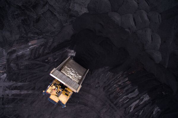 Xe tải trút tự động BelAZ tại mỏ than ở vùng Kemerovo của LB Nga. - Sputnik Việt Nam