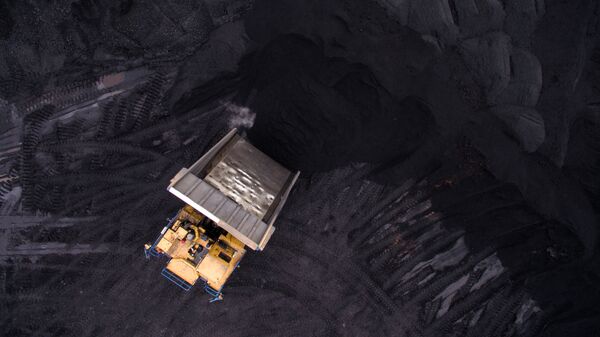 Xe tải trút tự động BelAZ tại mỏ than ở vùng Kemerovo của LB Nga. - Sputnik Việt Nam