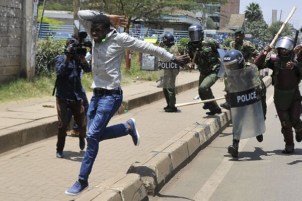 Kenya. Người biểu tình tránh cảnh sát đàn áp tại Nairobi. - Sputnik Việt Nam