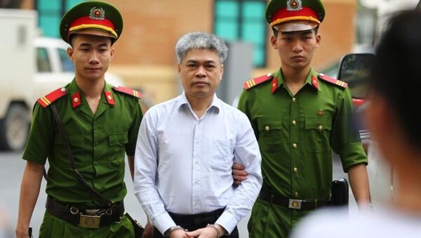 Nguyễn Xuân Sơn được dẫn đến phòng xử sáng nay 29.9. - Sputnik Việt Nam