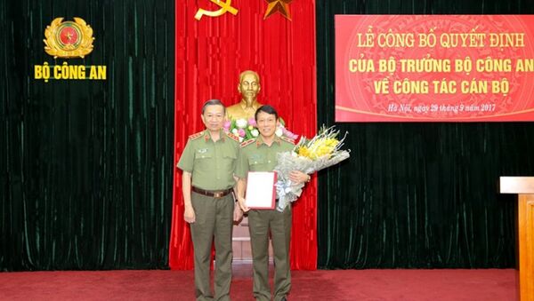 Bộ trưởng Tô Lâm trao quyết định bổ nhiệm cho Thiếu tướng Lương Tam Quang. Ảnh: Cổng TTĐT Bộ Công an - Sputnik Việt Nam