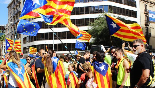 Participants in the rally in the streets of Barcelona support the referendum for independence and Catalonia's secession from Spain, which is timed to National Day of Catalonia - Sputnik Việt Nam