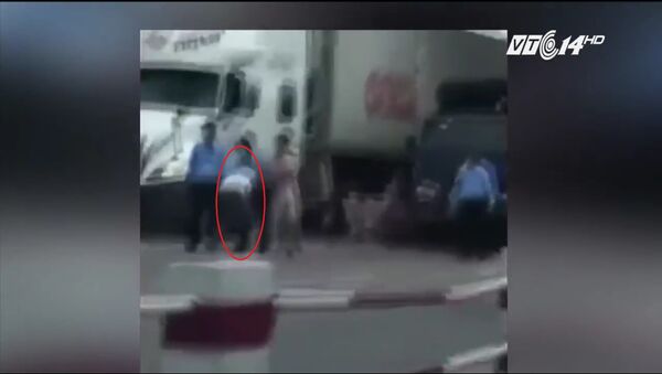 Nhân viên trạm thu phí BOT quốc lộ 5 đánh tài xế xe tải - Sputnik Việt Nam
