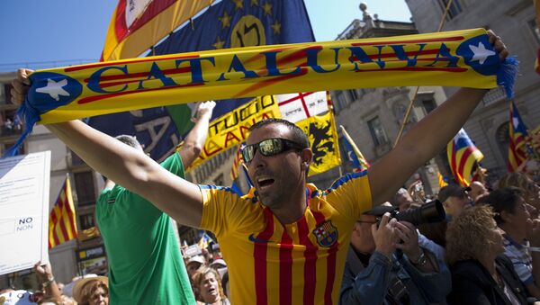 People wave esteladas or independence flags and banners in support of the mayors under investigation as they take part in a march, outside the Generalitat Palace, to protest against the ruling of the constitutional court ahead of a planned independence referendum in the Catalonia region, in Barcelona, Spain, Saturday, Sept. 16, 2017 - Sputnik Việt Nam