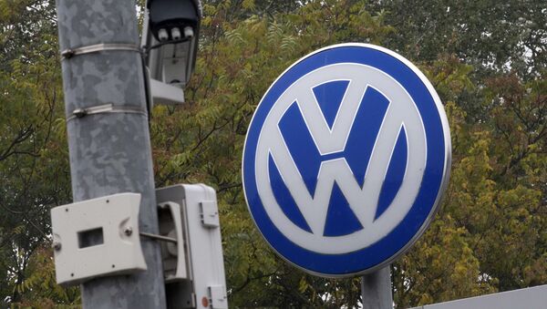 A Volkswagen logo stands next to a CCTV security camera in Wolfsburg, Germany October 7, 2015 - Sputnik Việt Nam
