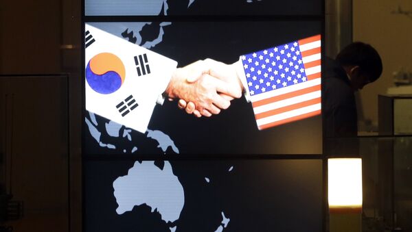 A visitor tour near the screen showing an image of a handshake by the U.S. and South Korean flags at the two countries' security alliance exhibition hall at the Korea War Memorial Museum in Seoul, South Korea, Wednesday, Jan. 14, 2015 - Sputnik Việt Nam