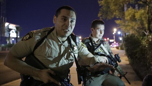 Cảnh sát tại khu vực xảy ra vụ xả súng thảm sát gần khách sạn Casino Mandalay Bay Hotel ở Las Vegas - Sputnik Việt Nam