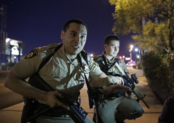 Cảnh sát tại khu vực xảy ra vụ xả súng thảm sát gần khách sạn Casino Mandalay Bay Hotel ở Las Vegas - Sputnik Việt Nam
