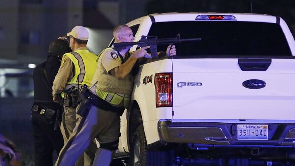  Cảnh sát tại khu vực xảy ra vụ xả súng thảm sát gần khách sạn Casino Mandalay Bay Hotel ở Las Vegas - Sputnik Việt Nam