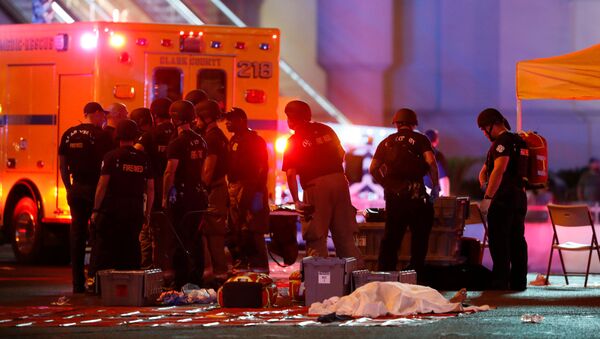 Cảnh sát và nhân viên cứu hộ bên cạnh xác chết tại khu vực xảy ra vụ xả súng thảm sát gần khách sạn Casino Mandalay Bay Hotel ở Las Vegas - Sputnik Việt Nam
