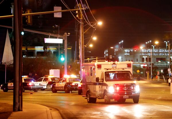 Xe cứu thương tại nơi xảy ra vụ xả súng thảm sát ở lễ hội âm nhạc ở Las Vegas, Mỹ - Sputnik Việt Nam