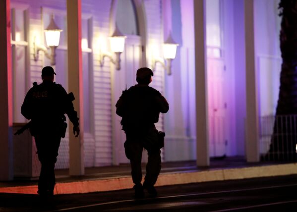 Cảnh sát gần khách sạn-sòng bạc Tropicana sau vụ xả súng thảm sát tại lễ hội âm nhạc ở Las Vegas, Mỹ - Sputnik Việt Nam