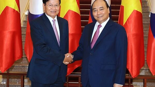 Thủ tướng Nguyễn Xuân Phúc, Thủ tướng Chính phủ nước CHDCND Lào Thoong-lun Xi-xu-lít - Sputnik Việt Nam