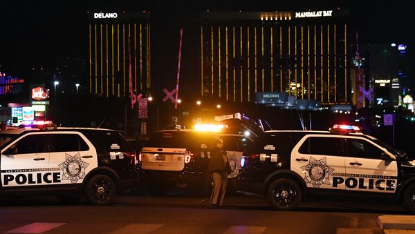 Police form a perimeter around the road leading to the Mandalay Hotel (background) after a gunman killed at least 50 people and wounded more than 200 others when he opened fire on a country music concert in Las Vegas, Nevada - Sputnik Việt Nam