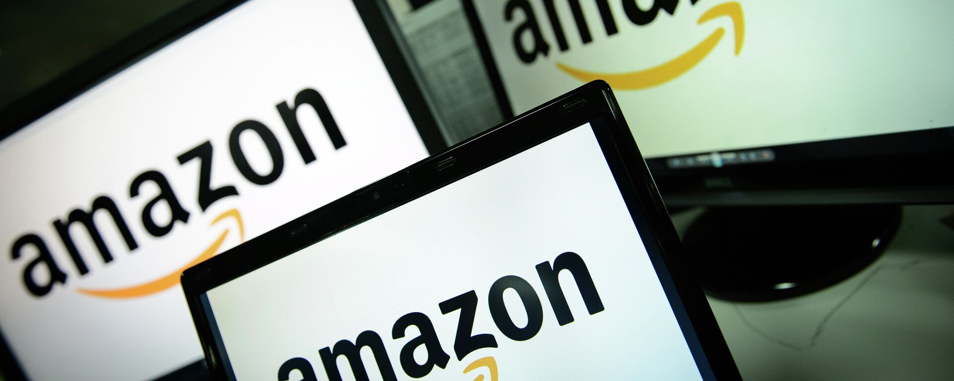 A picture shows the logo of the online retailer Amazon dispalyed on computer screens in London on December 11, 2014 - Sputnik Việt Nam, 1920, 26.06.2020