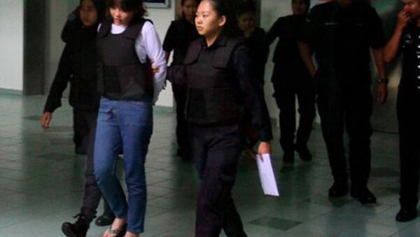 Đoàn Thị Hương mặc áo chống đạn để hầu tòa. - Sputnik Việt Nam