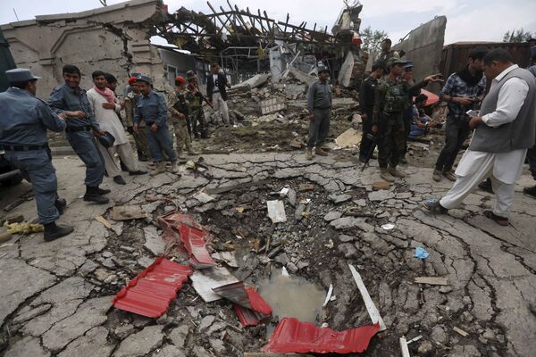 Hố bom nổ trong nghị viện  Afghanistan - Sputnik Việt Nam