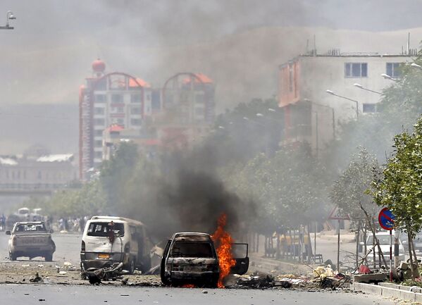 Chiếc ô tô nổ tung gần trụ sở Quốc hội Afghanistan trong thời gian cuộc đột kích khủng bố - Sputnik Việt Nam