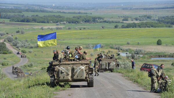Binh sĩ Ukraina trên con đường gần  Artemovsk ngoại vi Donetsk - Sputnik Việt Nam