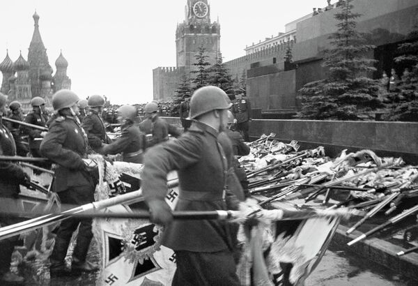 Nguyên Cờ của quân xâm lược  phát xít Đức bại trận bị ném dưới chân lăng trên Quảng trường ĐỏFyodor Tolbukhin - Sputnik Việt Nam