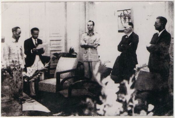 Lễ ký kết Hiệp định sơ bộ 6.3.1946 tại 38 Lý Thái Tổ, Hà Nội. Từ trái qua phải: Hồ Chí Minh, Hoàng Minh Giám, Sainteny, Pignon, Caput. Lễ ký kết Hiệp định sơ bộ 6.3.1946 tại 38 Lý Thái Tổ, Hà Nội. Từ trái qua phải: Hồ Chí Minh, Hoàng Minh Giám, Sainteny, Pignon, Caput. - Sputnik Việt Nam