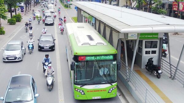 Xe buýt nhanh BRT trên phố Láng Hạ. - Sputnik Việt Nam