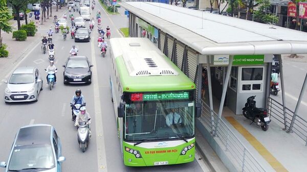 Xe buýt nhanh BRT trên phố Láng Hạ. - Sputnik Việt Nam