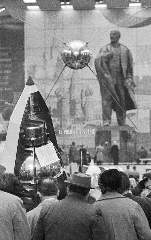 Một mô hình vệ tinh nhân tạo đầu tiên trong gian hàng Liên Xô của Triển lãm Thế giới tại Brussels (1958). - Sputnik Việt Nam
