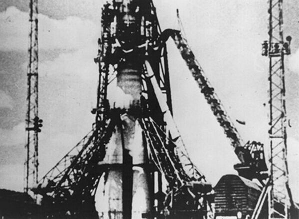 Vệ tinh đầu tiên Sputnik-1 ở vị trí khởi động. - Sputnik Việt Nam