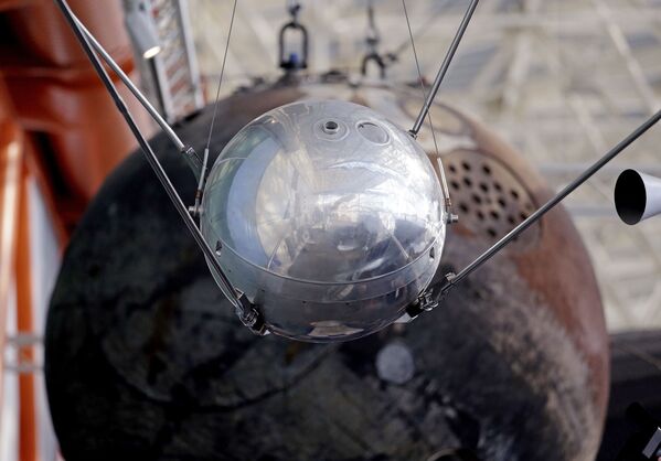 Một bản sao của vệ tinh đầu tiên trong Bảo tàng Hàng không ở Seattle (Mỹ). - Sputnik Việt Nam
