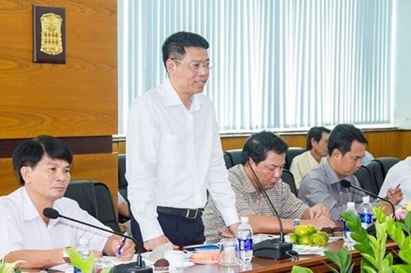 Ông Nguyễn Xuân Sang (đứng) được bổ nhiệm từ cấp phòng lên thẳng Cục trưởng. Tại thời điểm bổ nhiệm đã thi trượt và không được xếp ngạch Chuyên viên chính Ông Nguyễn Xuân Sang (đứng) được bổ nhiệm từ cấp phòng lên thẳng Cục trưởng. Tại thời điểm bổ nhiệm đã thi trượt và không được xếp ngạch Chuyên viên chính - Sputnik Việt Nam