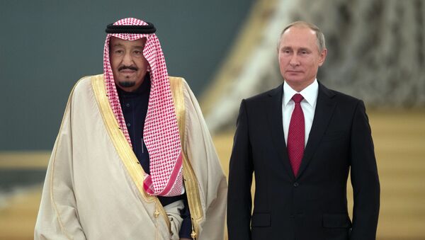 Tổng thống Nga Vladimir Putin và vua Ả Rập Xê-út Salman bin Abdulaziz Al Saud - Sputnik Việt Nam