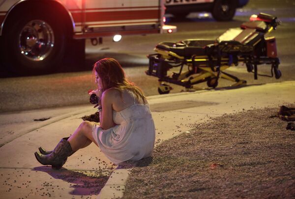 Một cô gái ở điểm xả súng thảm sát tại casino Mandalay Bay - Las Vegas. - Sputnik Việt Nam