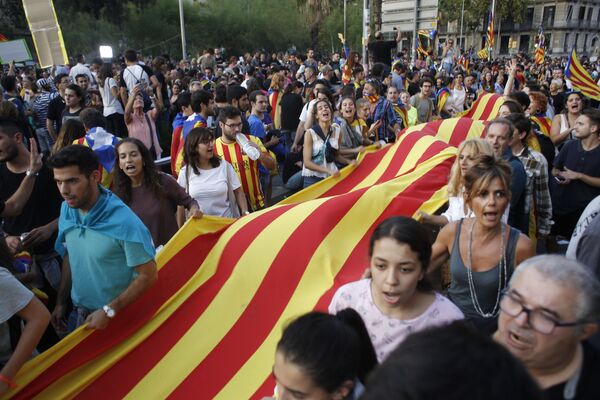Những người tham gia bãi công tại Barcelona ủng hộ cuộc trưng cầu dân ý về nền độc lập của Catalonia. - Sputnik Việt Nam