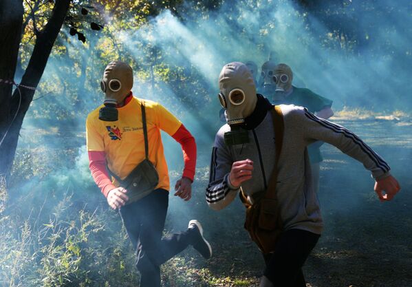 Nga. Thi việt dã mang mặt nạ phòng hơi độc trong hoạt động ái quốc “Ngày nhập ngũ” ở Vladivostok. - Sputnik Việt Nam