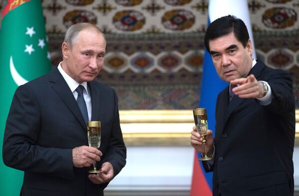 Tổng thống LB Nga Vladimir Putin và và Tổng thống Turkmenistan Gurbanguly Berdimuhamedov sau cuộc hội đàm tại Ashkhabad. - Sputnik Việt Nam