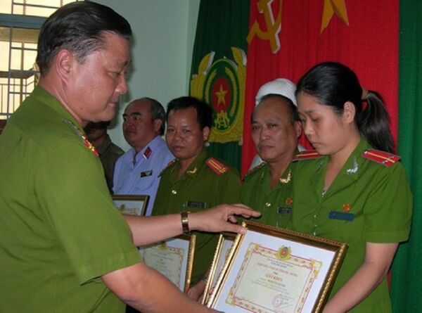Đại tá Đợi trong một lần trao giấy khen cho các đơn vị phá án Đại tá Đợi trong một lần trao giấy khen cho các đơn vị phá án - Sputnik Việt Nam