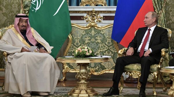 Tổng thống LB Nga Vladimir Putin và quốc vương Saudi Arabia Salman Ben Abdul Aziz Al Saud hội kiến ở Matxcơva. - Sputnik Việt Nam