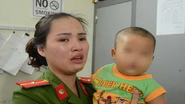 Thiếu úy Khuất Khánh Ly cùng bé trai bị bỏ rơi. - Sputnik Việt Nam