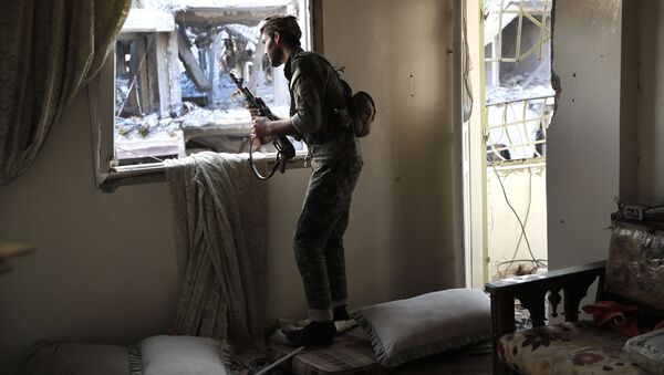 Một chiến binh của các lực lượng dân Một chiến binh của các lực lượng dân chủ Syria ở Rakka, Syria. chủ Syria,ở Rakka, Syria. - Sputnik Việt Nam
