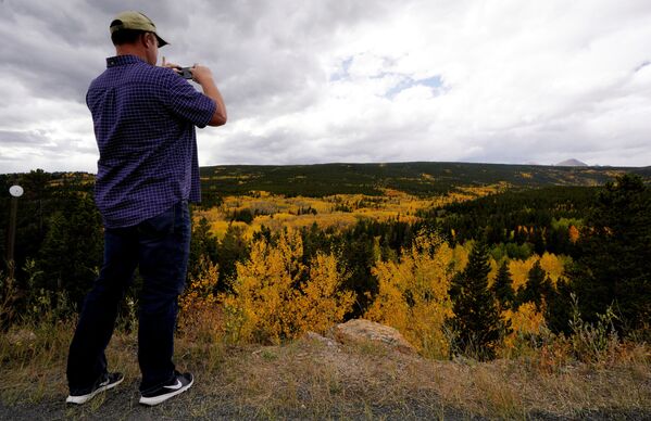 Mỹ. Người đàn ông chụp ảnh rừng thu ở Colorado. - Sputnik Việt Nam