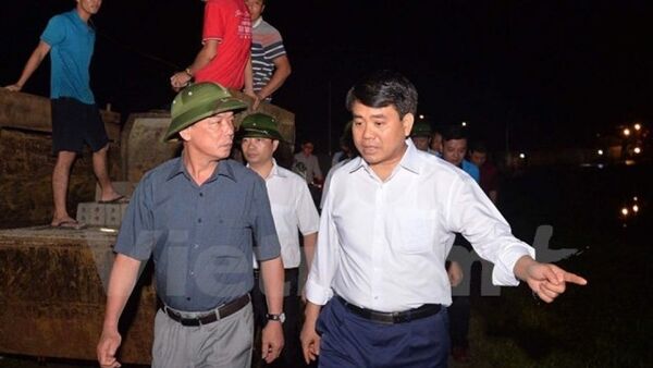 Chủ tịch Nguyễn Đức Chung có mặt tại Chương Mỹ ngay trong đêm để trực tiếp chỉ đạo phòng chống lũ lụt. - Sputnik Việt Nam