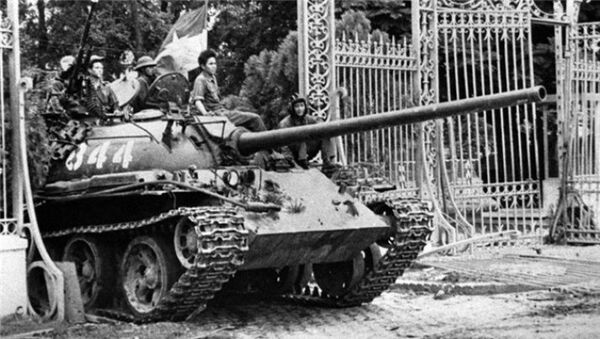 Xe tăng T-54 số hiệu 844 lăn bánh qua cổng Dinh Độc Lập. Xe tăng T-54 số hiệu 844 lăn bánh qua cổng Dinh Độc Lập. - Sputnik Việt Nam
