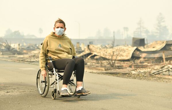Một cô gái Santa Rosa ngồi trên xe lăn sau vụ cháy rừng dữ dội ở California, Hoa Kỳ - Sputnik Việt Nam